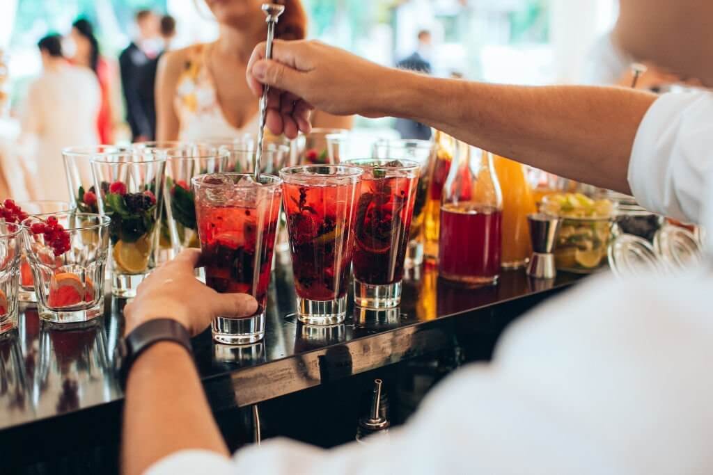 Bartender In Mississauga Hiring A Bartender In Toronto: 7 THINGS YOU SHOULD KNOW FIRST