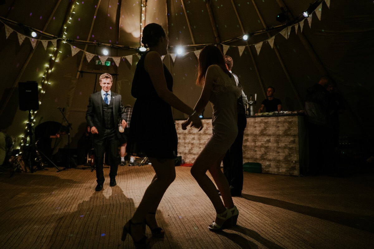 dancing couple Planning the Perfect Wedding: Tips and Tricks for Creating a Smooth Schedule