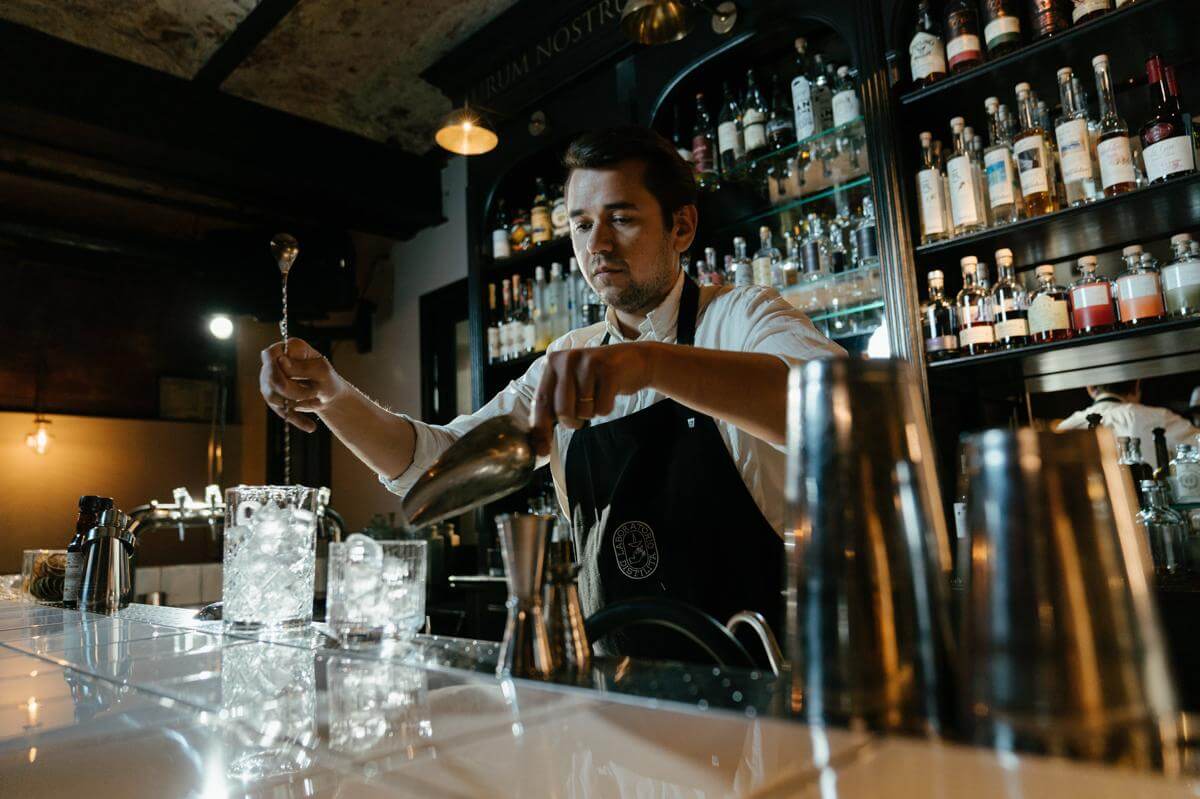 how to become bartender ontario